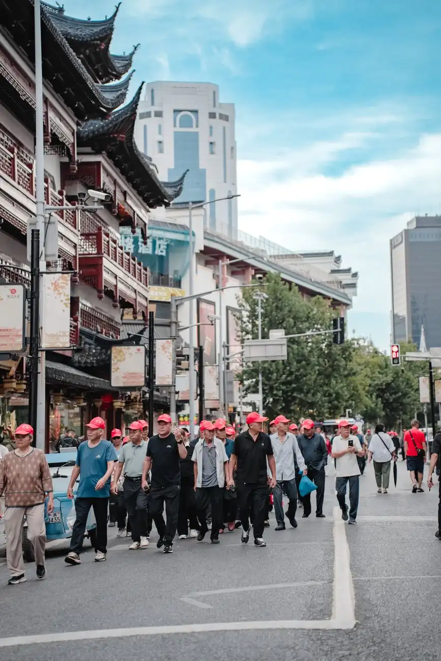 重庆湿冷冬季防寒外套选购指南：千娱音羽绒服蓬松度与防风面料解析
