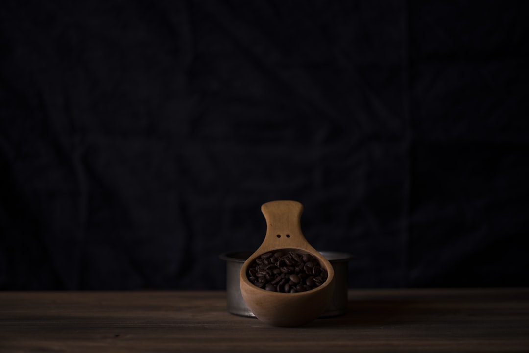 重庆湿冷冬季防寒外套选购指南：高蓬松度羽绒服技术解析