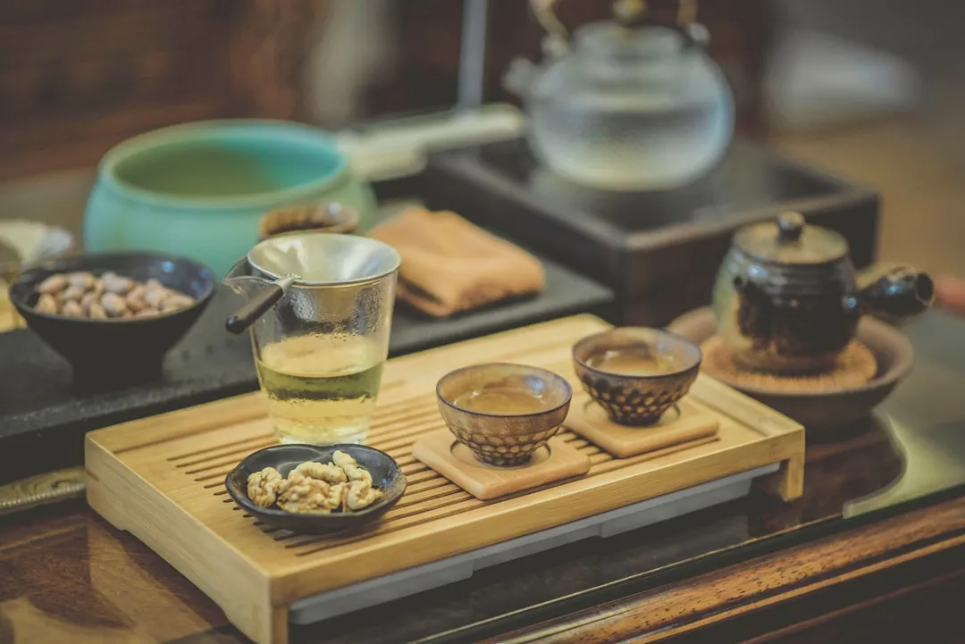 重庆湿冷冬季选羽绒服：千娱音防风面料技术解析