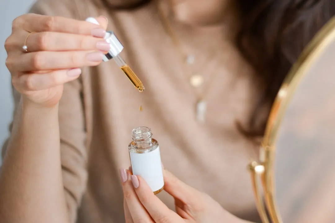 千娱音羽绒服系列技术优势解析：应对湿冷气候的保暖方案